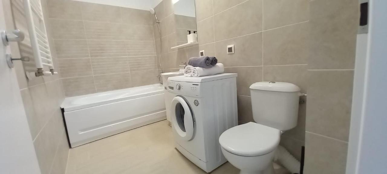 Preciziei 1Br Luxury Apartment With Fast Wifi, Self Check In And Parking Bucharest Luaran gambar